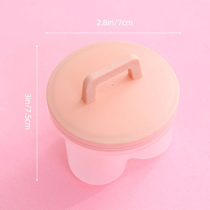 Set med fyra rosa och gröna silikon äggpocherare, redo för perfekt pocherade ägg.