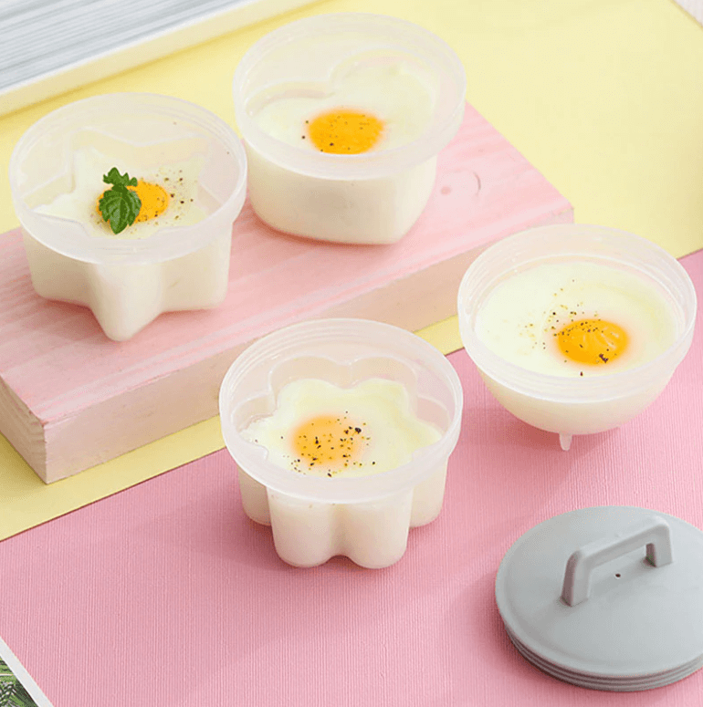 Stilfulla silikon äggpocherare på en köksbänk, framhäver smarta köksredskap.