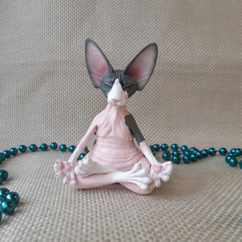 "Sfinx katt yogastaty av syntetiskt harts mediterar i elegant ställning, perfekt för hemdekoration och meditation."