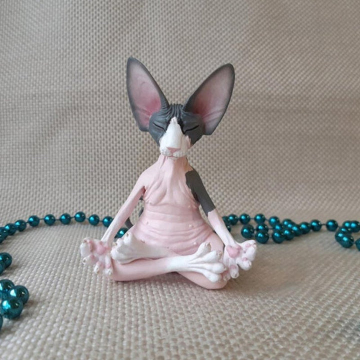 "Sfinx katt yogastaty av syntetiskt harts mediterar i elegant ställning, perfekt för hemdekoration och meditation."