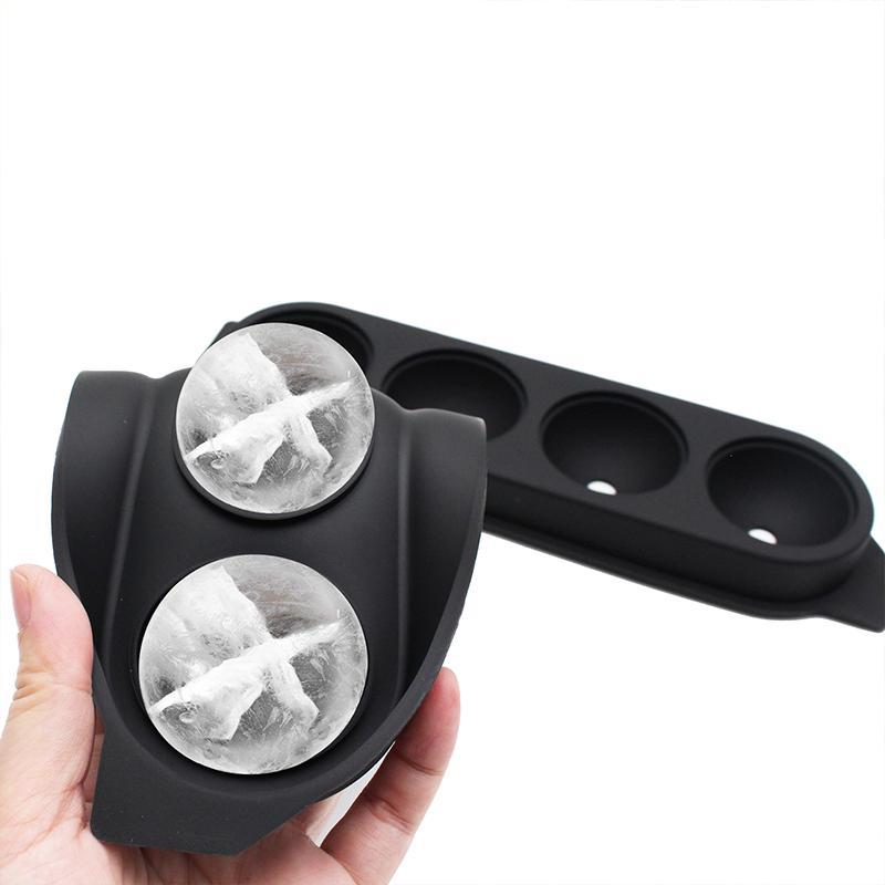 "Silikon isform i röd färg, designad för att skapa stora, runda isbollar för drycker, flexibel och lätt att rengöra."
