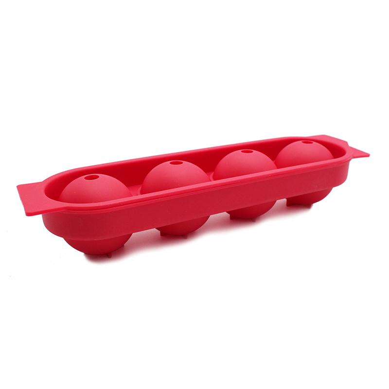 "Silikon isform i röd färg, designad för att skapa stora, runda isbollar för drycker, flexibel och lätt att rengöra."
