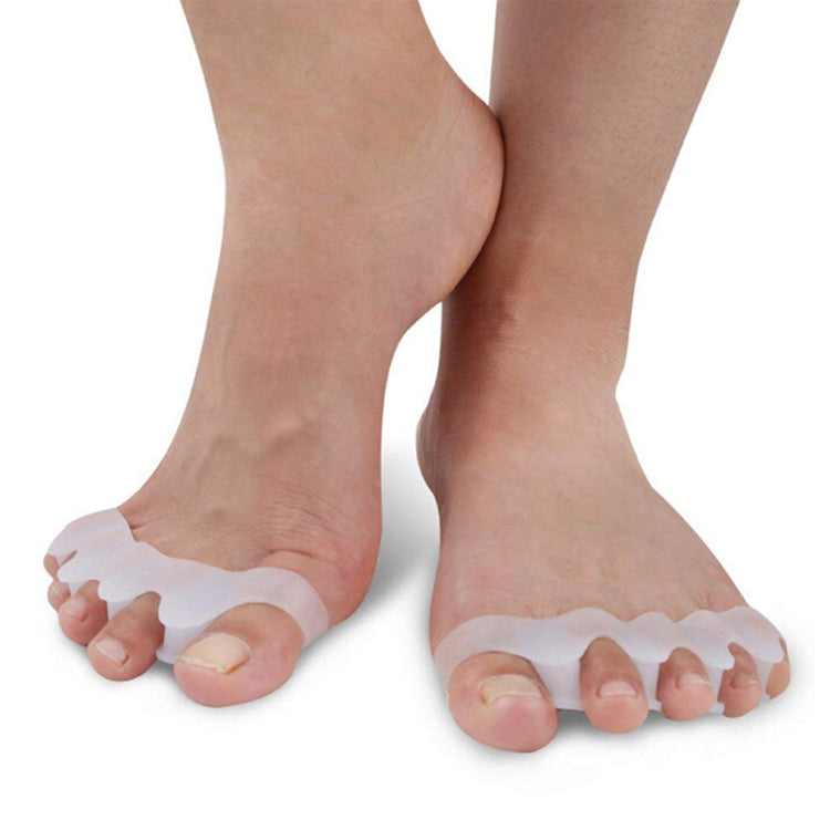 "Silikonskydd för Hallux Valgus i beige silikon, ger stöd och komfort för fötterna, perfekt för daglig användning i skor."