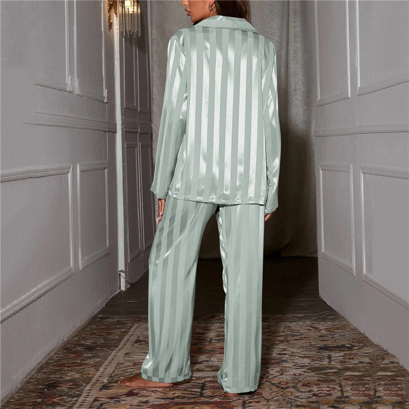 "Silke satin pyjamas för kvinnor, randig design i beige, lös passform och eleganta långa ärmar för sofistikerad stil."