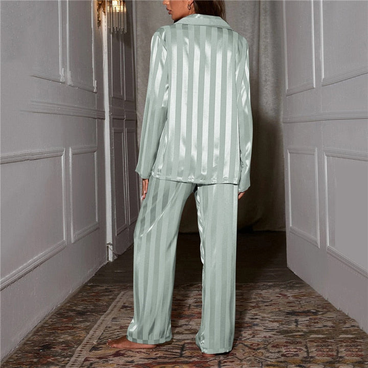 "Silke satin pyjamas för kvinnor, randig design i beige, lös passform och eleganta långa ärmar för sofistikerad stil."