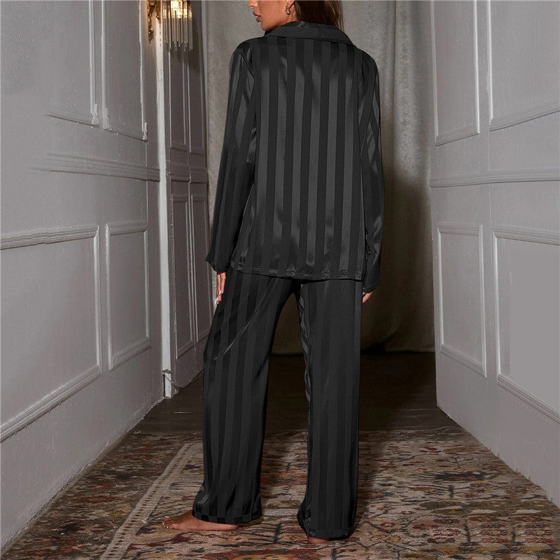 "Silke satin pyjamas för kvinnor, randig design i beige, lös passform och eleganta långa ärmar för sofistikerad stil."
