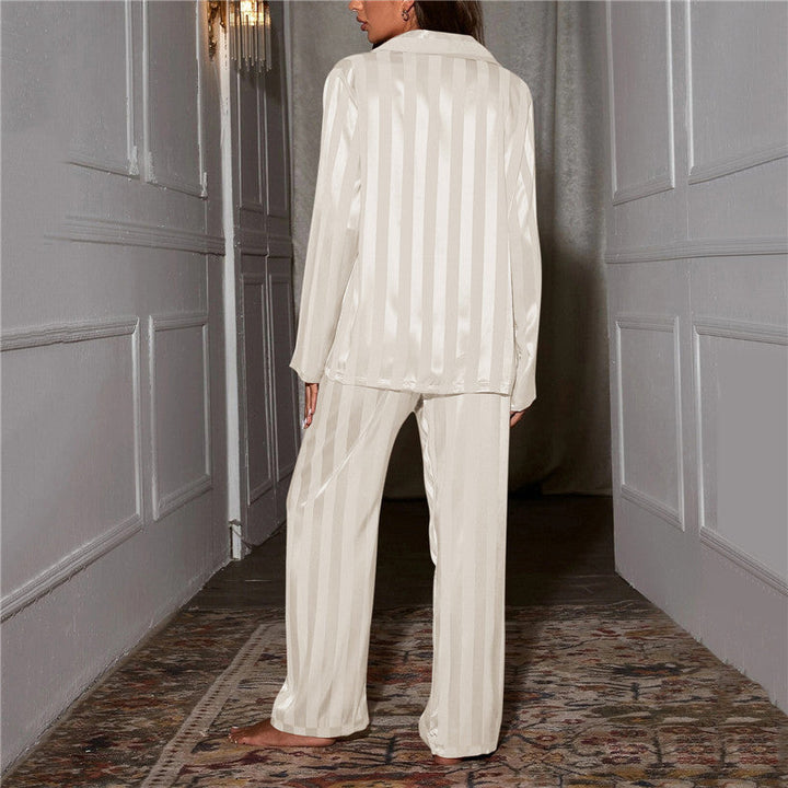 "Silke satin pyjamas för kvinnor, randig design i beige, lös passform och eleganta långa ärmar för sofistikerad stil."