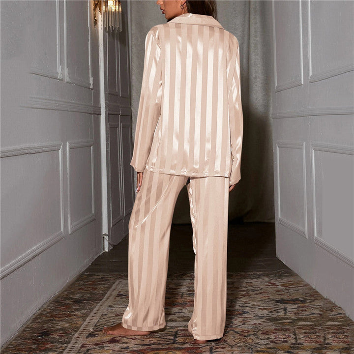 "Silke satin pyjamas för kvinnor, randig design i beige, lös passform och eleganta långa ärmar för sofistikerad stil."