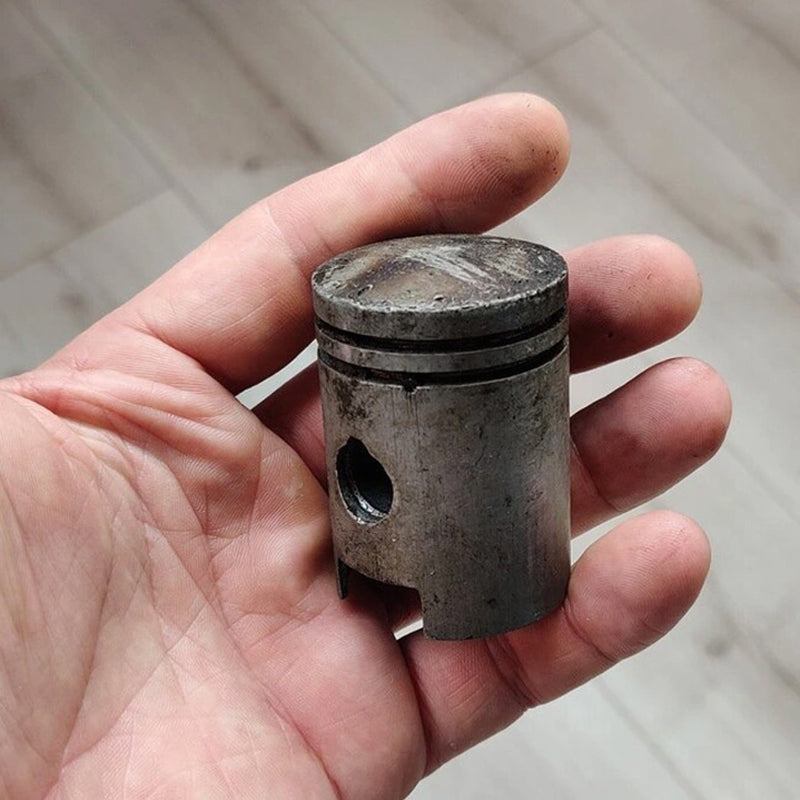 "Silver dödskalle-nyckelring i zinklegering med flasköppnare, detaljerade gravyrer, unik stil för motorcykelentusiaster."