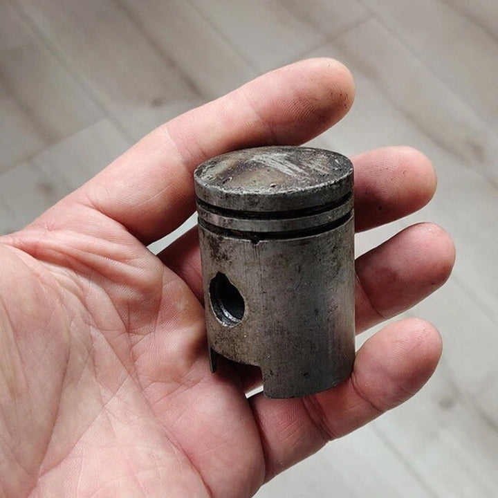 "Silver dödskalle-nyckelring i zinklegering med flasköppnare, detaljerade gravyrer, unik stil för motorcykelentusiaster."