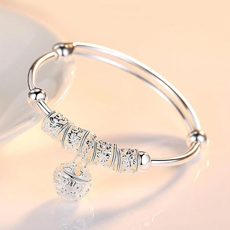 "Silvrigt justerbart armband för kvinnor med pärldetaljer, elegant blommönster, perfekt accessoar för alla smyckessamlingar."