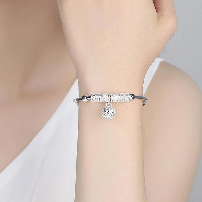 "Silvrigt justerbart armband för kvinnor med pärldetaljer, elegant blommönster, perfekt accessoar för alla smyckessamlingar."