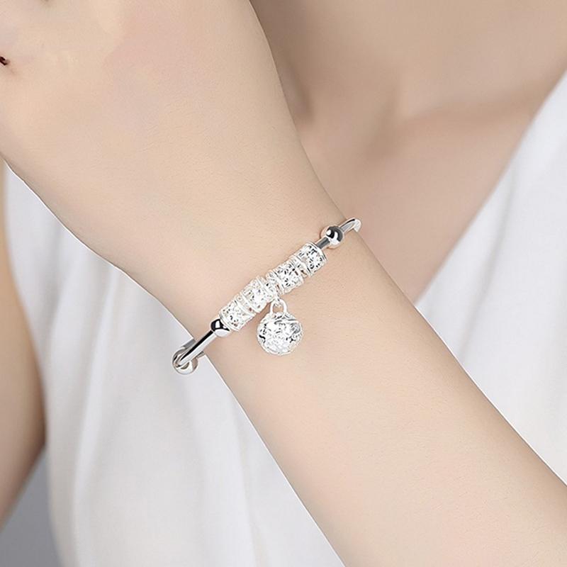 "Silvrigt justerbart armband för kvinnor med pärldetaljer, elegant blommönster, perfekt accessoar för alla smyckessamlingar."