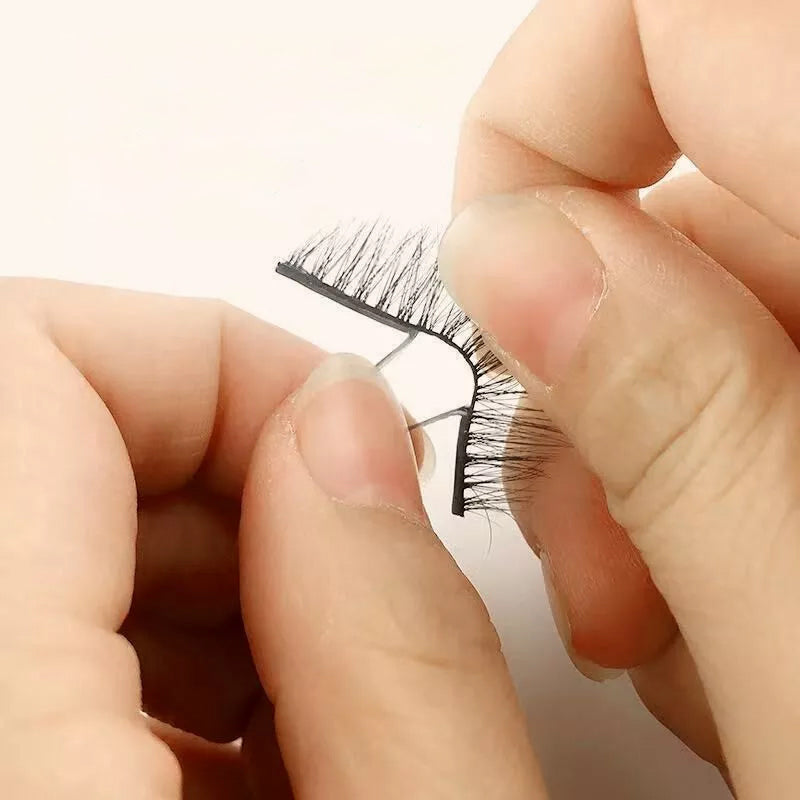 "Självhäftande återanvändbara ögonfransar i närbild, visar elastisk remsa och elegant form, ideal för daglig makeup."