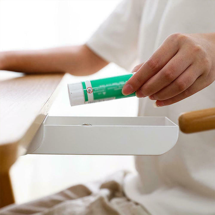 "Självhäftande dold skrivbordslåda i vit ABS-plast, kompakt design för ordning på skrivbordet, perfekt för kontorsförvaring."