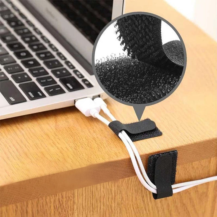 "Självhäftande kardborrearrangör för kablar, svart nylon, justerbar 28x90 mm, enkel installation på plana ytor."