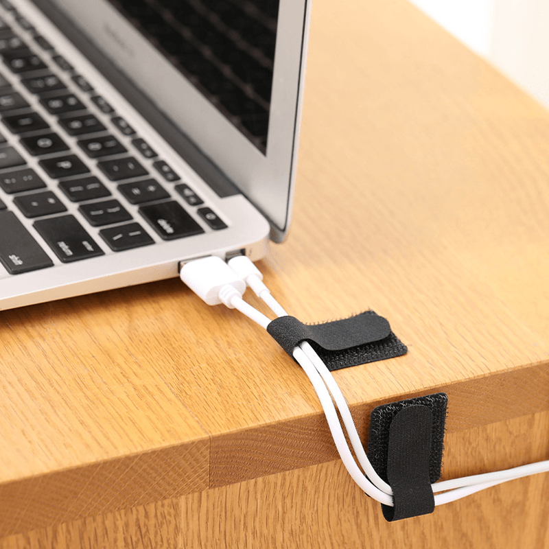 "Självhäftande kardborrebandsförslutning för kablar, svart nylon, lättanvänd och justerbar, gör skrivbordet organiserat."