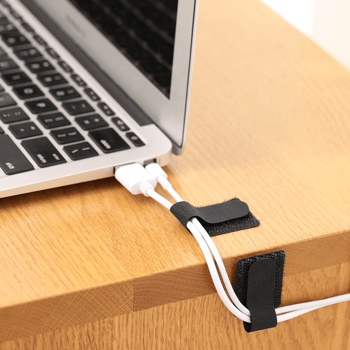 "Självhäftande kardborrebandsförslutning för kablar, svart nylon, lättanvänd och justerbar, gör skrivbordet organiserat."