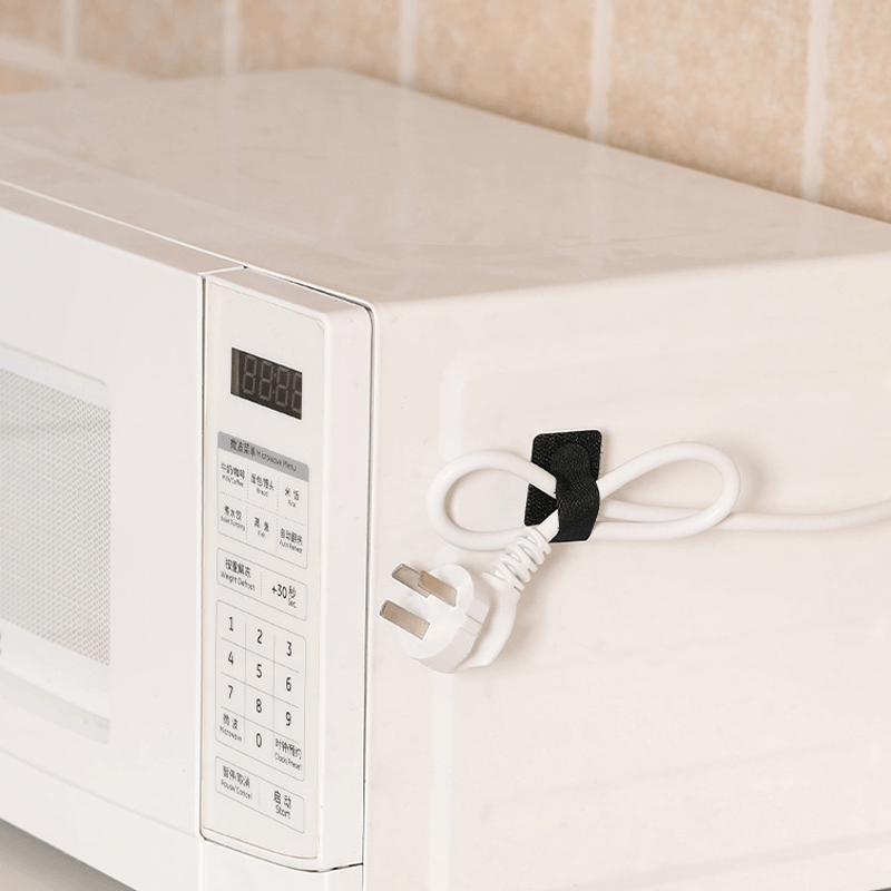 "Självhäftande kardborrebandsförslutning för kablar, svart nylon, lättanvänd och justerbar, gör skrivbordet organiserat."