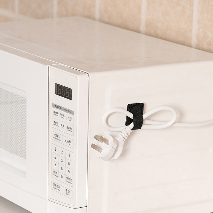 "Självhäftande kardborrebandsförslutning för kablar, svart nylon, lättanvänd och justerbar, gör skrivbordet organiserat."