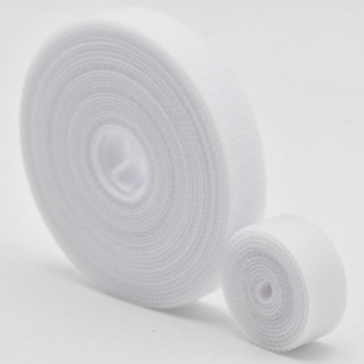 "Självhäftande nylon kablageband i olika färger för kabelhantering och organisering i hem och kontor, justerbar längd."