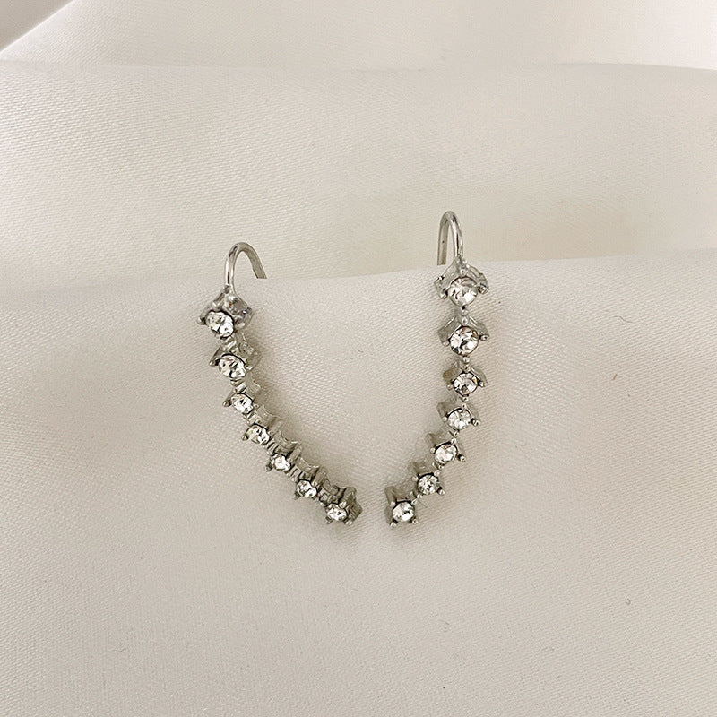 "Sju-stjärniga stiftörhängen med kristaller i guld, eleganta accessoarer för kvinnor, glänsande och sofistikerad design."