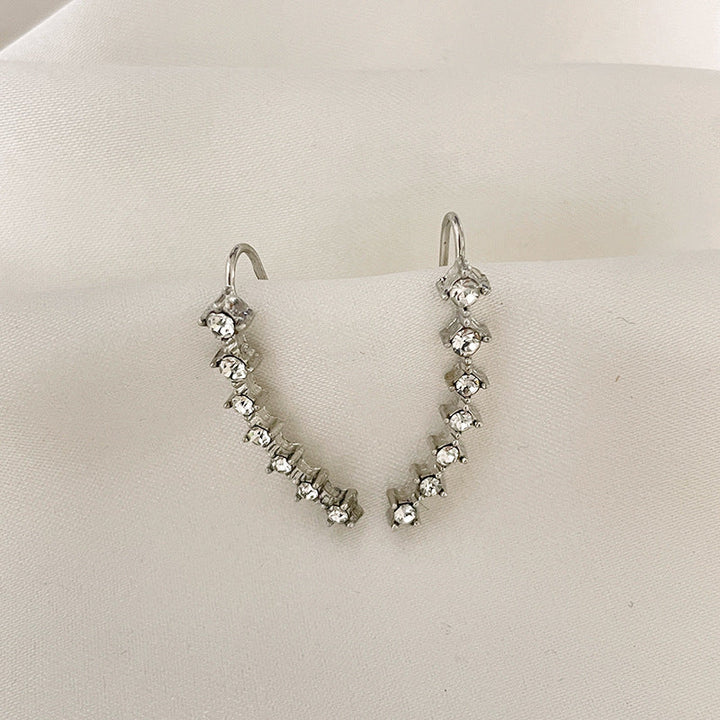 "Sju-stjärniga stiftörhängen med kristaller i guld, eleganta accessoarer för kvinnor, glänsande och sofistikerad design."