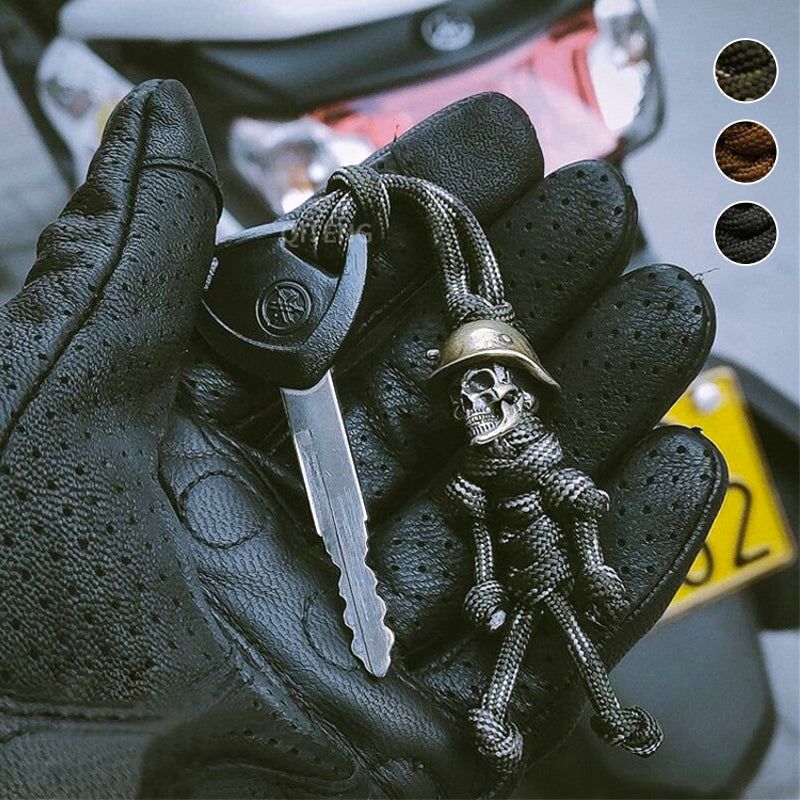 "Skelet soldat nyckelring i koppar och paracord, robust design med slitstark tygfläta och unik kopparlook."