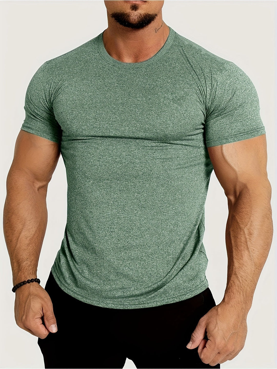 Slimfit T-shirt för män, andningsbart material, grå nyans, träningskläder, bekväm passform, rörelsefrihet.