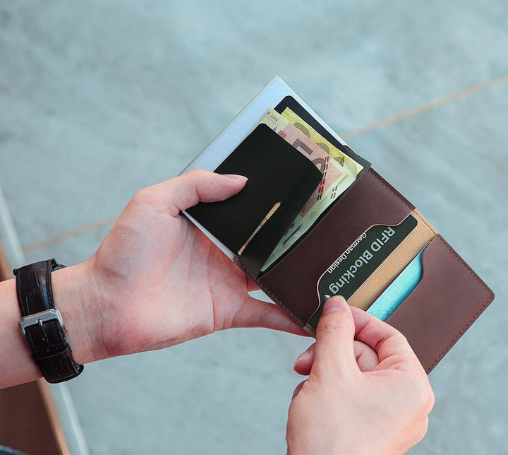 "Slimmad RFID kortplånbok i PU-läder, elegant design, AirTag-kompatibel, säker kortförvaring för moderna kvinnor."