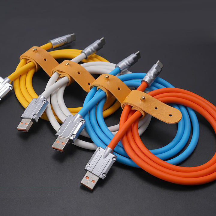 "Slitstark USB C-kabel i zinklegering för snabbladdning; robust design, flera färger, passar för Type-C enheter."