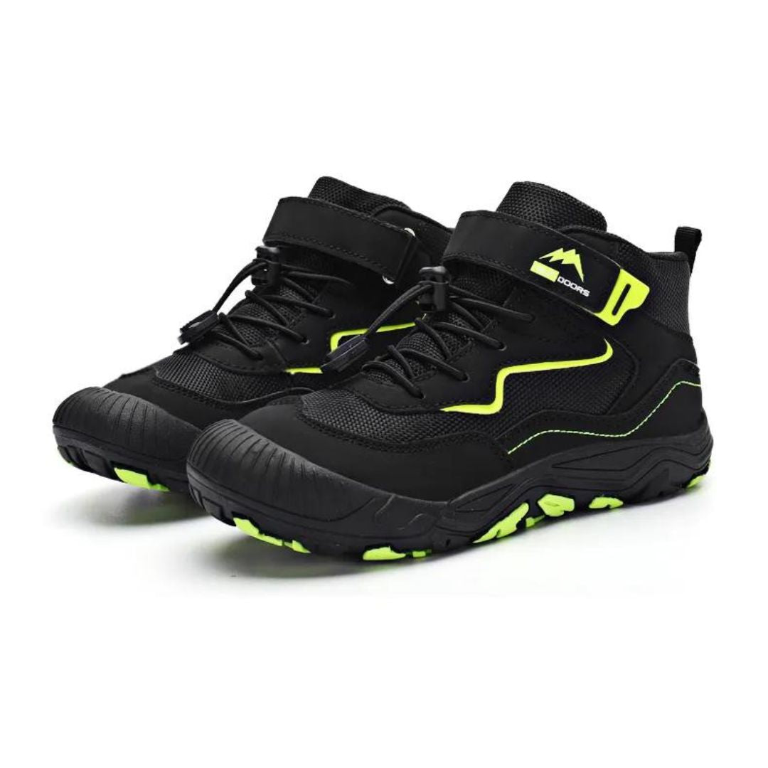 Slitstarka barnskor i läder med gummisula, perfekta för utomhuslek och aktiva äventyr