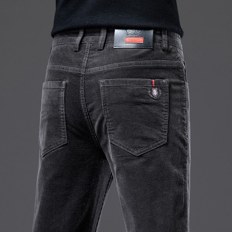 "Smalpassade herrjeans med stretch, perfekt för sommardagar, stilren design, lätt och andningsbart material."