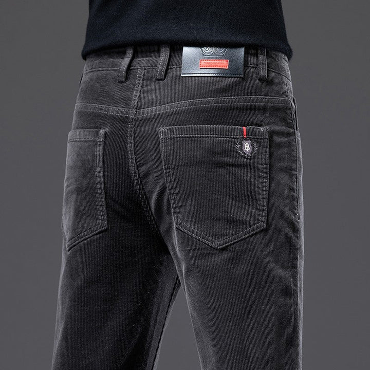 "Smalpassade herrjeans med stretch, perfekt för sommardagar, stilren design, lätt och andningsbart material."