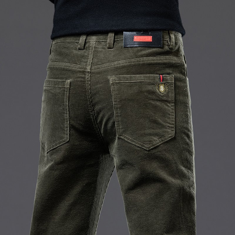 "Smalpassade herrjeans med stretch, perfekt för sommardagar, stilren design, lätt och andningsbart material."