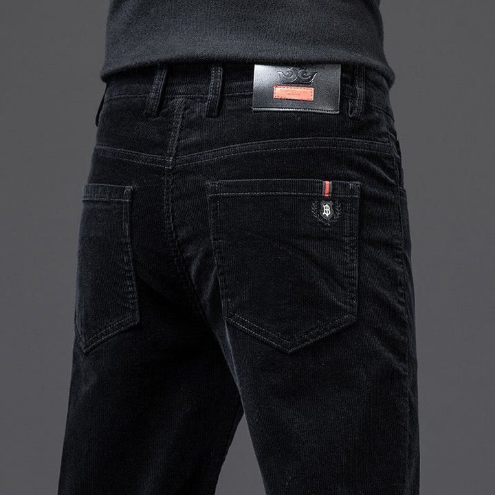 "Smalpassade herrjeans med stretch, perfekt för sommardagar, stilren design, lätt och andningsbart material."