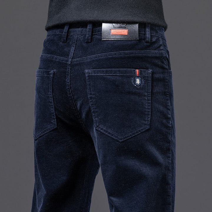 "Smalpassade herrjeans med stretch, perfekt för sommardagar, stilren design, lätt och andningsbart material."