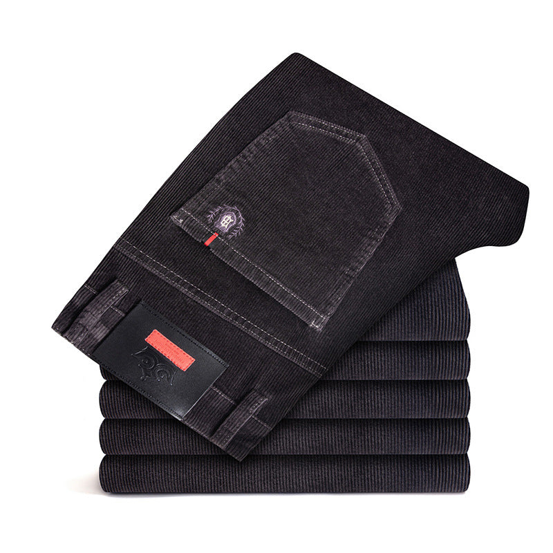"Smalpassade herrjeans med stretch, perfekt för sommardagar, stilren design, lätt och andningsbart material."