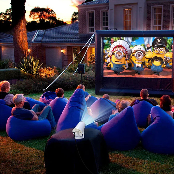 "Smart projektor med 180° roterande projektion, visar färgglad hembiovisning på vit vägg, modern design."