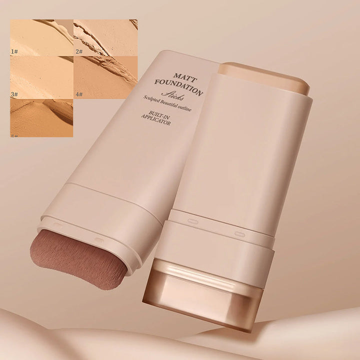 "Sminkstick med inbyggd borste, beige nyans, för enhetlig täckning och naturlig finish, kompakt och resvänlig."