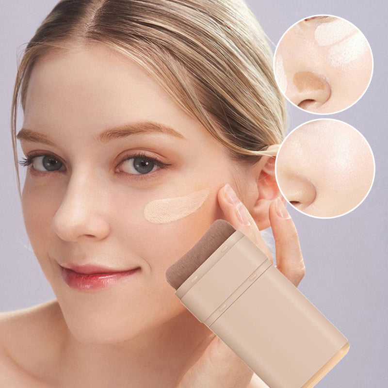 "Sminkstick med inbyggd borste, beige nyans, för enhetlig täckning och naturlig finish, kompakt och resvänlig."