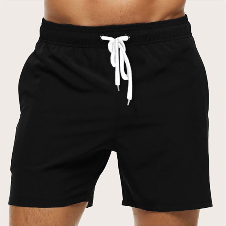 "Snabbtorkande badshorts i grått med ljusblå detaljer, elastisk midja och trendig design för män på sommaren."