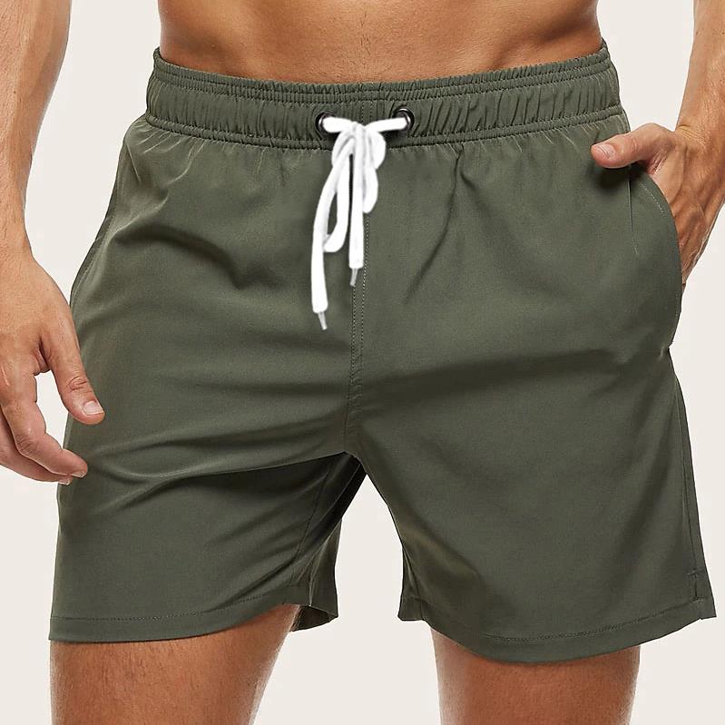 "Snabbtorkande badshorts i grått med ljusblå detaljer, elastisk midja och trendig design för män på sommaren."