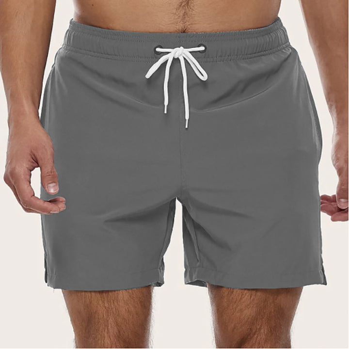 "Snabbtorkande badshorts i grått med ljusblå detaljer, elastisk midja och trendig design för män på sommaren."