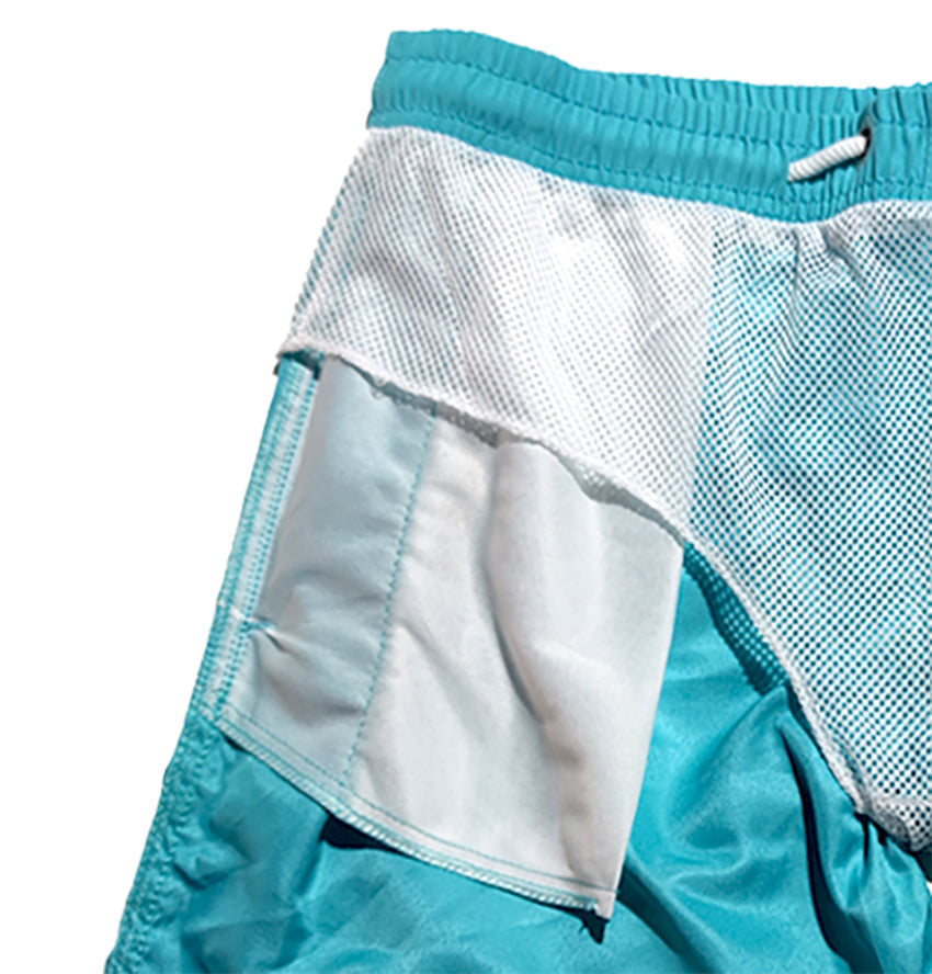 "Snabbtorkande badshorts i grått med ljusblå detaljer, elastisk midja och trendig design för män på sommaren."