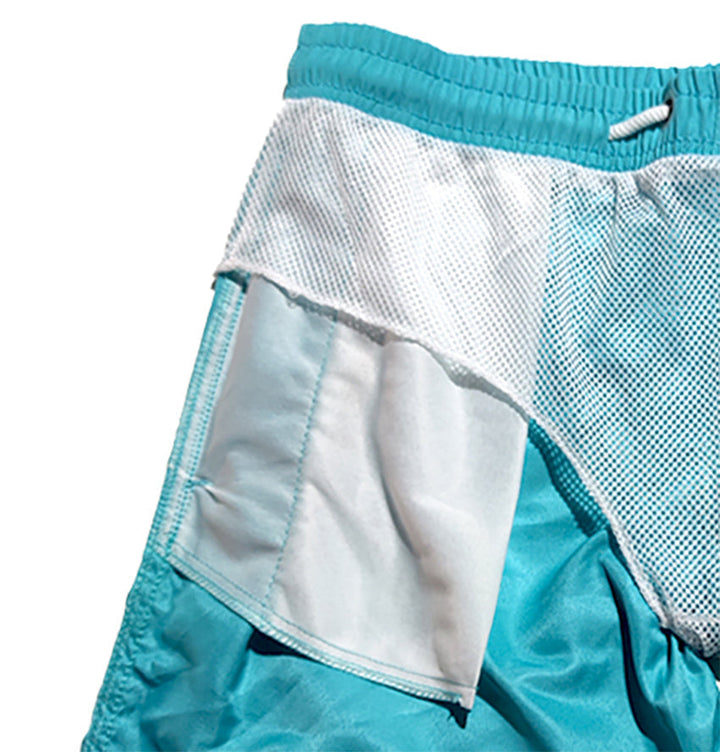 "Snabbtorkande badshorts i grått med ljusblå detaljer, elastisk midja och trendig design för män på sommaren."