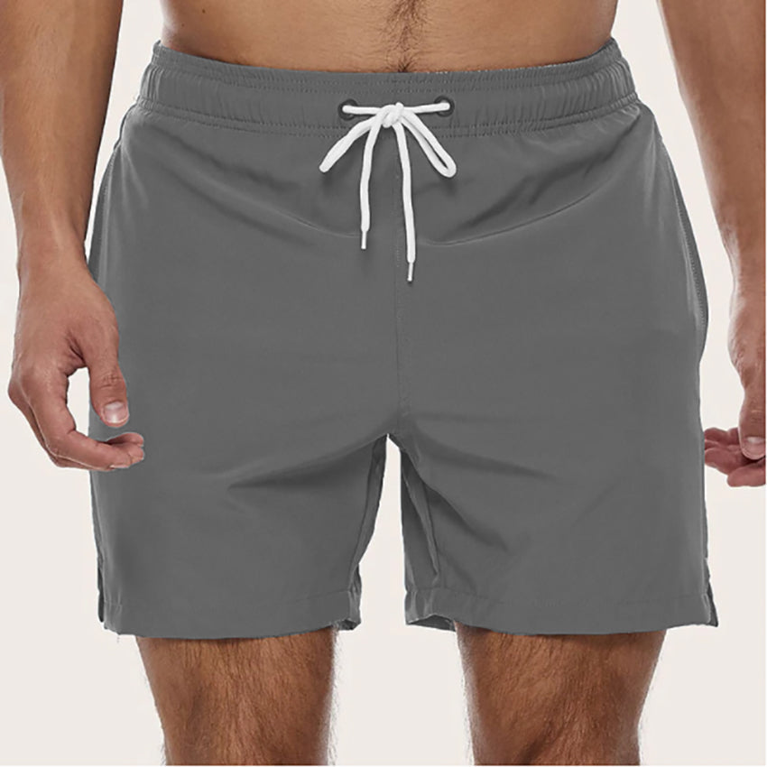 "Snabbtorkande badshorts i grått med ljusblå detaljer, elastisk midja och trendig design för män på sommaren."