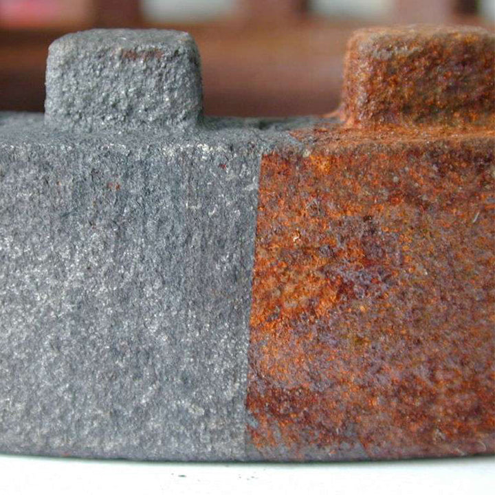 "Snabbtorkande vattenbaserad primer för bilchassi, omvandlar och skyddar mot rost, bild visar brun flaska och textur."