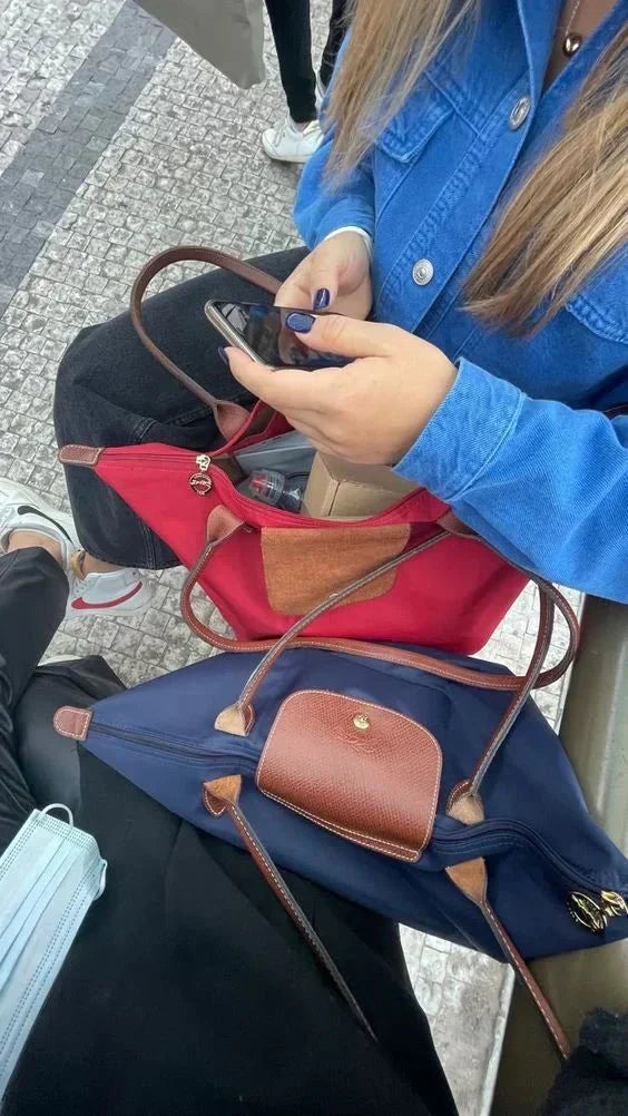 Snygg och rymlig damväska i snygg design med justerbar axelrem och generös förvaring, perfekt för vardagsbruk.