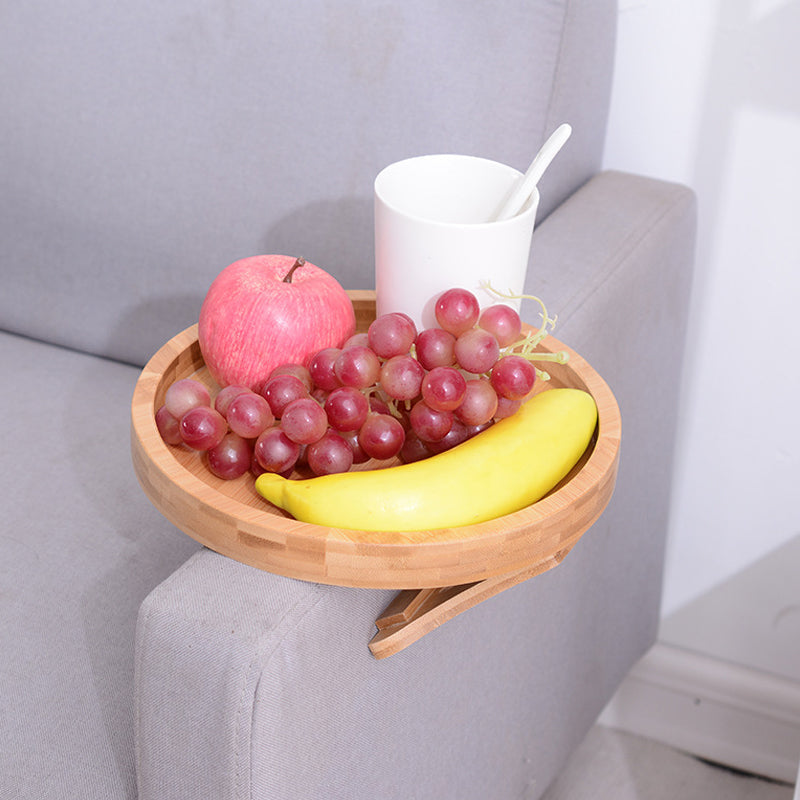 "Soffarmsbricka i bambu med vikbar design, naturfärg, som passar alla soffor för praktisk förvaring av snacks och drycker."